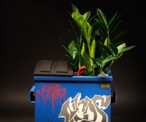 Steelplant Desktop Dumpster wielding Spray Paint.